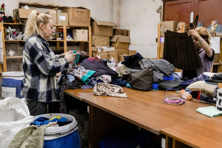 Сортировка секонд-хенда вручную на складе